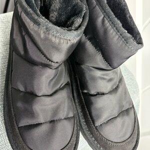 Women’s Black Quilted Snow Non Slip Waterproof Winter Fur lined Boots Sz 7